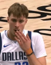 bob半岛体育登录入口-弗拉格抱怨裁判未吹哨：防守球员狠狠地打中了我的嘴巴